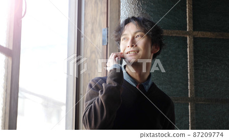 一個人在窗邊打電話 一個人在窗邊打電話 87209774