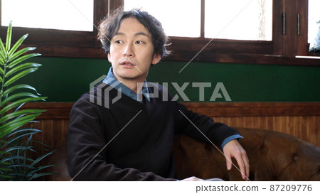沙發上沉思的男人 沙發上沉思的男人 87209776