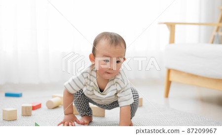 寶寶玩積木 87209967