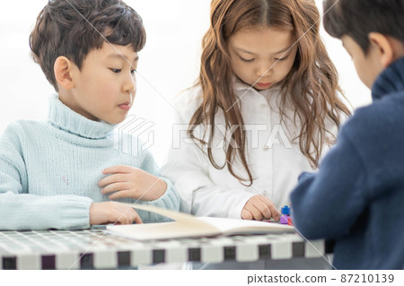 Kindergarten 3 Children Kindergarten Children Lifestyle 87210139