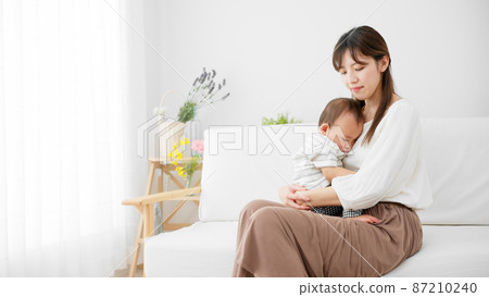 Mother sleeping baby 87210240