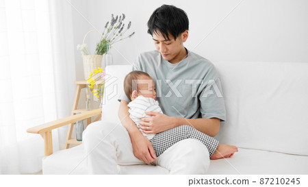 父親哄孩子睡覺 87210245