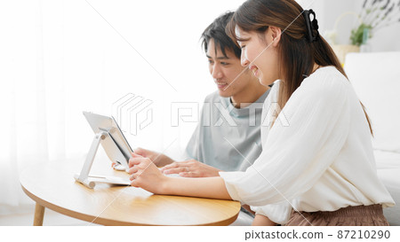 Young men and women using tablet computers Young men and women using tablet computers 87210290