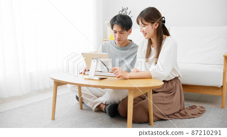 Young men and women using tablet computers Young men and women using tablet computers 87210291