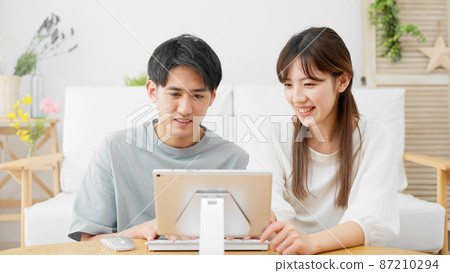 Young men and women using tablet computers Young men and women using tablet computers 87210294
