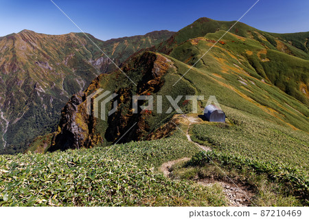 谷川山脈的大型避障小屋和山脈 87210469