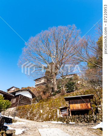 Scenery of Magome inn in winter, sunny in February, quaint cityscape, large zelkova tree Scenery of Magome inn in winter, sunny in February, quaint cityscape, large zelkova tree 87210953