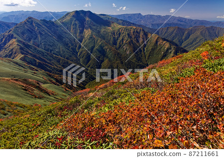 谷川山和萬太郎山的紅葉景觀和仙之倉山的方向 谷川山和萬太郎山的紅葉景觀和仙之倉山的方向 87211661