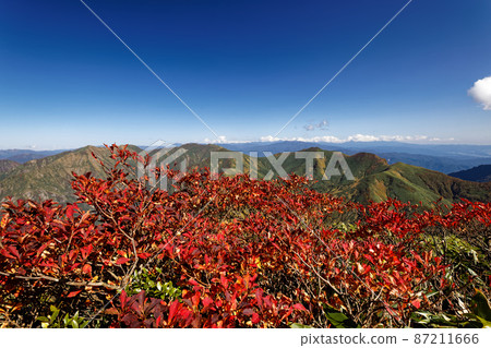 萬太郎山的秋葉和谷川山脈的山脈 87211666