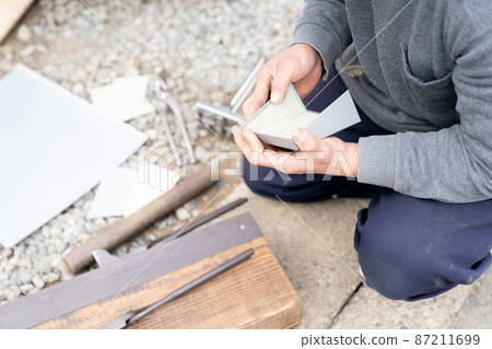 在木製建築工地工作的鈑金店 在木製建築工地工作的鈑金店 87211699