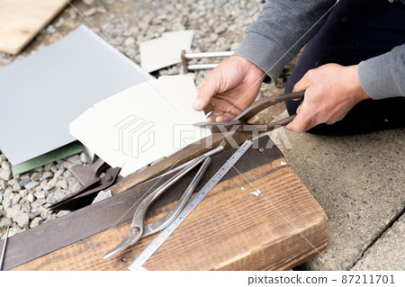 在木製建築工地工作的鈑金店 在木製建築工地工作的鈑金店 87211701