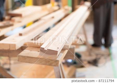 放置在木製建築工地的木頭 87211794