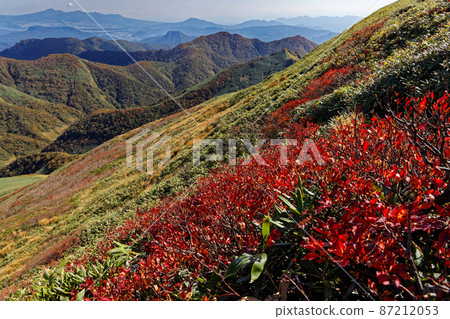 Mountain range in the direction of Mt. Akagi seen from Mt. Mantaro, the Tanigawa mountain range of autumn colors 87212053