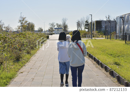 姐妹們帶著小狗散步 姐妹們帶著小狗散步 87212133