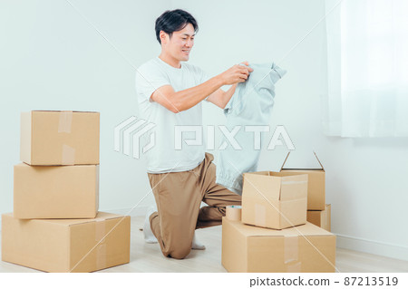 一個用硬紙板做衣服的人 一個用硬紙板做衣服的人 87213519