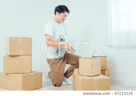 A man who puts clothes out of cardboard 87213520