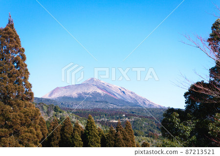 從霧島神村公園看到的高千穗山 從霧島神村公園看到的高千穗山 87213521