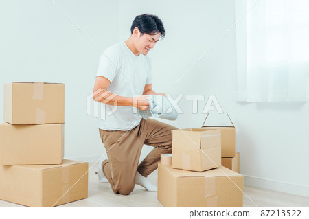 A man who puts clothes out of cardboard 87213522