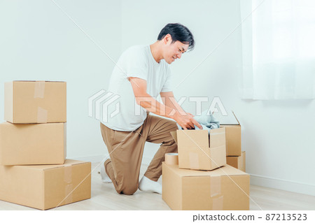 一個用硬紙板做衣服的人 一個用硬紙板做衣服的人 87213523