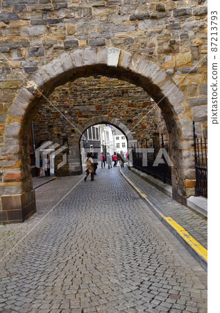 A passage with a tunnel 87213793