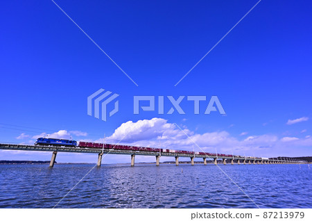 藍天和貨運火車 87213979