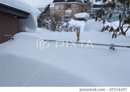 記錄大雪將晾衣繩埋在雪中 記錄大雪將晾衣繩埋在雪中 87214207