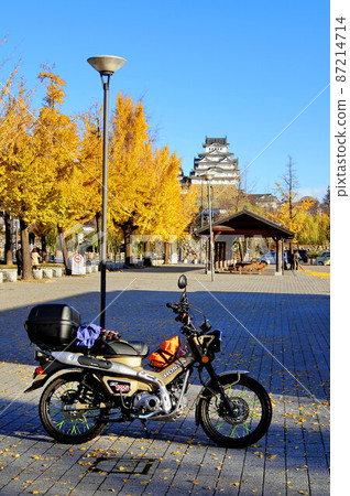 Overlooking Himeji Castle against the backdrop of Ginkgo trees and motorcycles under clear skies Overlooking Himeji Castle against the backdrop of Ginkgo trees and motorcycles under clear skies 87214714