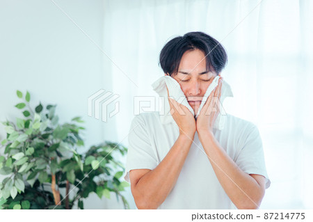 一個男人洗完臉用毛巾擦乾 一個男人洗完臉用毛巾擦乾 87214775