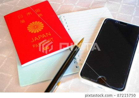 護照、筆、智能手機放在筆記本上 護照、筆、智能手機放在筆記本上 87215750