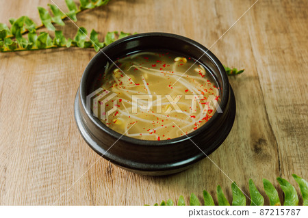 黑鍋用甜紫菜煮的韓國菜豆芽湯 87215787