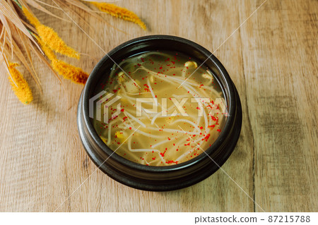 黑鍋用甜紫菜煮的韓國菜豆芽湯 87215788