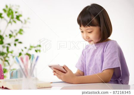 Learning image of elementary school students 87216345