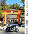 在新川上神社的牌坊前騎著摩托車 87216636