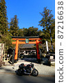 在新川上神社的牌坊前騎著摩托車 87216638