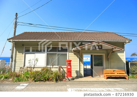 [Ehime Prefecture] Station building of Shimonada Station under sunny weather 87216930