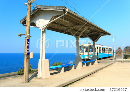 [愛媛縣]下灘站（日本離海最近的車站）和晴天下的列車 87216937