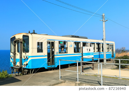 [Ehime Prefecture] Shimonada Station (the station closest to the sea in Japan) and trains under sunny weather 87216940