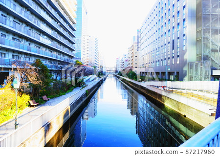 隔著運河面向港區運河的公寓和商業設施 隔著運河面向港區運河的公寓和商業設施 87217960