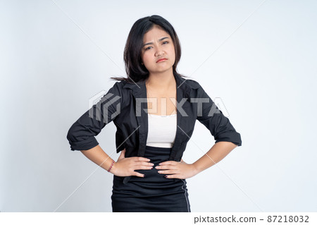 Young asian woman holding stomach when stomach is troubled 87218032
