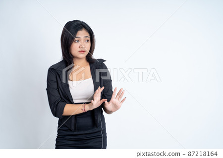 Young woman refusing with both palms gesture side a copyspace 87218164