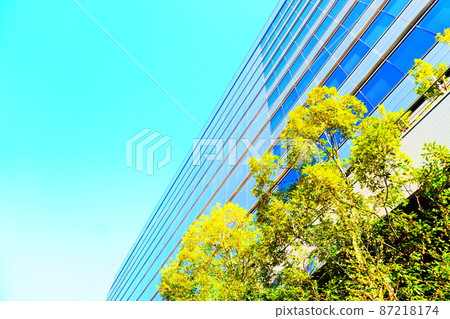 Tamachi office building that cuts out the blue sky and rises, daytime scenery Tamachi office building that cuts out the blue sky and rises, daytime scenery 87218174