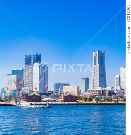 Yokohama Red Brick Warehouse and Minatomirai Vertical Composition 87218303