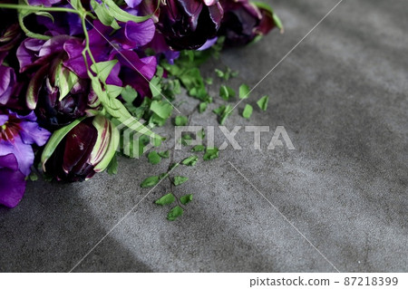 A chic purple tulip bouquet frame A chic purple tulip bouquet frame 87218399