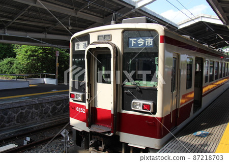 Train to Shimoimaichi Station 87218703