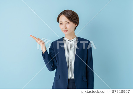 商業形象,手牽手,女性中間 商業形象,手牽手,女性中間 87218967