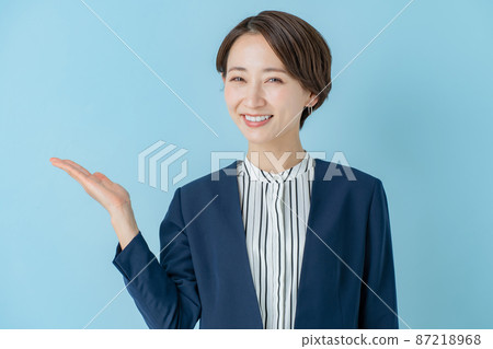 商業形象,手牽手,女性中間 商業形象,手牽手,女性中間 87218968