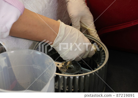 Work scenery to clean every detail for the year-end general cleaning Work scenery to clean every detail for the year-end general cleaning 87219891