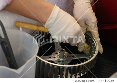 Work scenery to clean every detail for the year-end general cleaning Work scenery to clean every detail for the year-end general cleaning 87219936