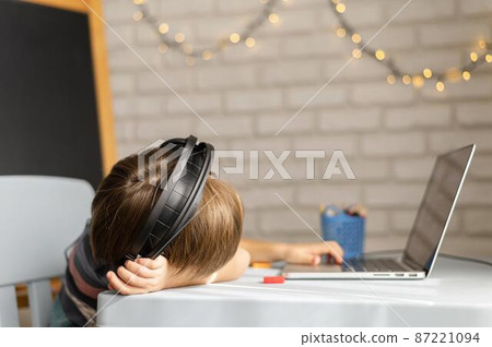 bored child online school interactions 87221094