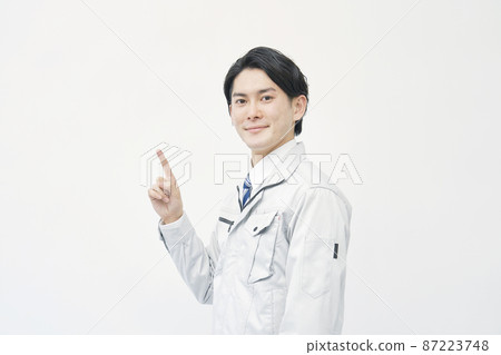 指向白色背景的男性工作者 87223748
